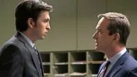 Zvezdi tretje sezone Nasledstva sta Nicholas Braun v vlogi Grega in 
Matthew Macfadyen v vlogi Toma, ki postrežeta s celo plejado 
odbitih dialogov.