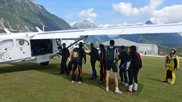 Z letališčem naj bi še naprej upravljal Aviofun, na občino pa je 
prišla zahteva, naj postopek ustavi in sprejme pravila, ki bodo 
omejila prekomeren hrup in negativne vplive na okolje.  
