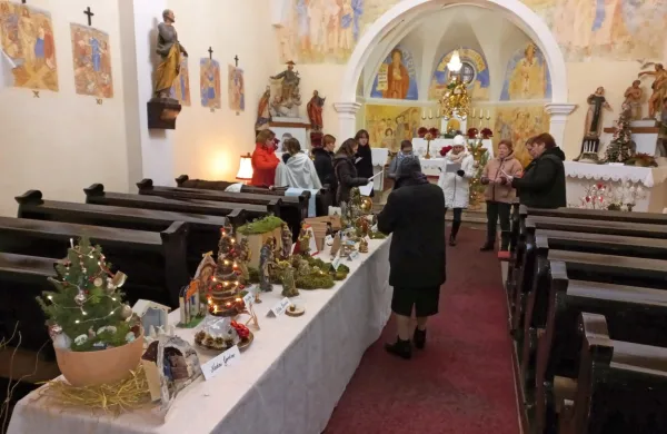 V cerkvi sv. Ane na Baču je na ogled več kot 30 tradicionalnih in 
modernejših jaslic.