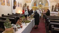 V cerkvi sv. Ane na Baču je na ogled več kot 30 tradicionalnih in 
modernejših jaslic.