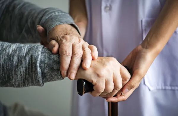 Cilj zakona je ljudem pomagati, da bi čim dlje ostali v domačem 
okolju, zato zakon obljublja tudi razvoj in dostopnost storitev na 
domu. 