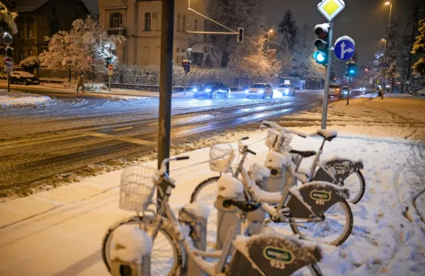  Po napovedih agencije za okolje bo danes občasno še rahlo 
snežilo, na Primorskem deževalo, v petek pa bo suho.