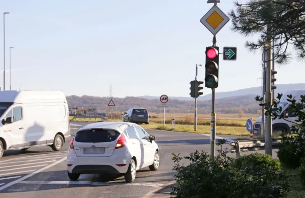 Odslej za boljšo pretočnost v prometu v križišču v Ozeljanu “skrbi” 
zelena puščica, ki dovoljuje zavijanje desno pri rdeči luči. 