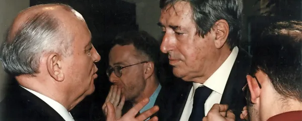 Dimitrij Volčič (desno) z Mihailom Gorbačovim, zadnjim predsednikom Sovjetske zveze, s katerim sta si delila letnico rojstva.