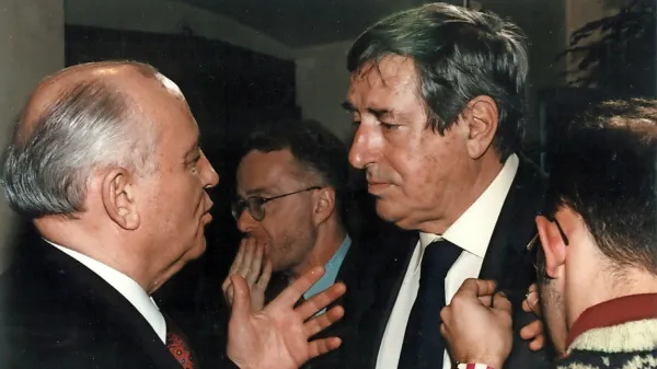 Dimitrij Volčič (desno) z Mihailom Gorbačovim, zadnjim predsednikom Sovjetske zveze, s katerim sta si delila letnico rojstva.