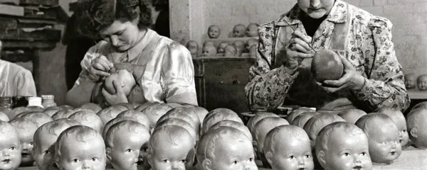 Britanske delavke so   v tovarni  Cascelloid Ltd v   Leicesterju  leta 
1948 vsak dan narisale oči 900 lutkam.