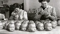 Britanske delavke so   v tovarni  Cascelloid Ltd v   Leicesterju  leta 
1948 vsak dan narisale oči 900 lutkam.