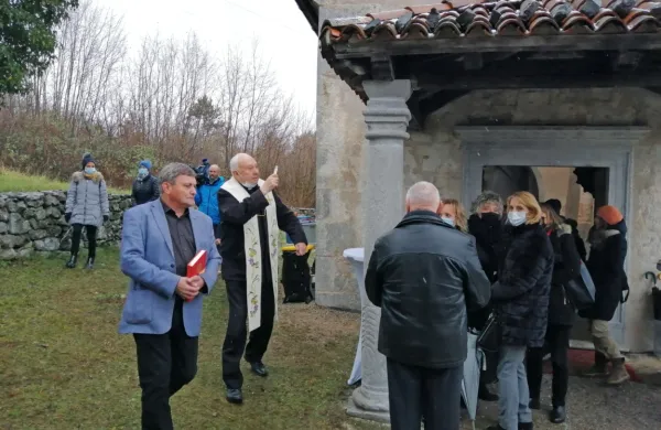 Škof Jurij Bizjak je blagoslovil zunanjščino cerkve svete Helene.