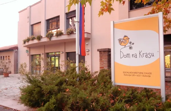 Po dobrih treh letih mandata direktorja Doma na Krasu v 
Dutovljah svet zavoda zdaj predlaga njegovo razrešitev. 