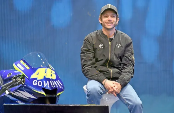 Valentino Rossi je znan kot velik ljubitelj tudi avtomobilističnih 
dirk, že med motociklistično kariero je dirkal tudi na relijih.