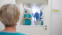 Zaposleni v zdravstvu in socialnem varstvu zlasti pri svojcih 
opažajo umanjkanje osnovnega bontona.  