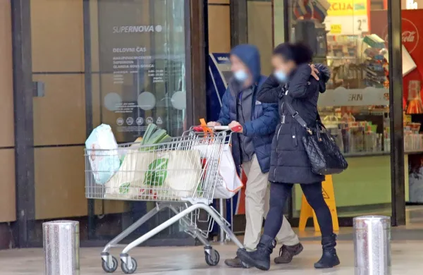 S podražitvami hrane kupci še bolj kot sicer gledajo na cene. 