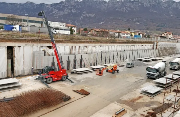 Gradbi&scaron;če 17-milijonske naložbe ob železni&scaron;kih tirih v Ajdov&scaron;čini