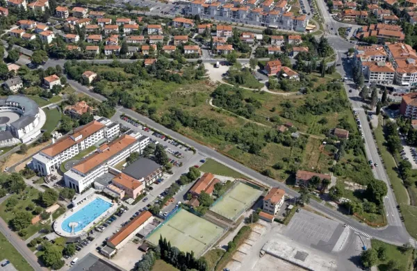         Največji dolžnik je bilo propadlo mariborsko gradbeno podjetje 
Konstruktor Invest, ki je nameravalo v obdobju župana Tomislava 
Klokočovnika  investirati v skoraj 2,6 hektarja obsežni trikotnik pri 
hotelu Delfin (na fotografiji iz arhiva) in kasneje še na območje 
ladjedelnice. 