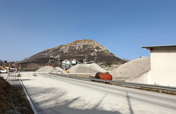 V zahodnem delu kamnoloma, proti Nanosu, predelujejo izkopani material v drobne frakcije.