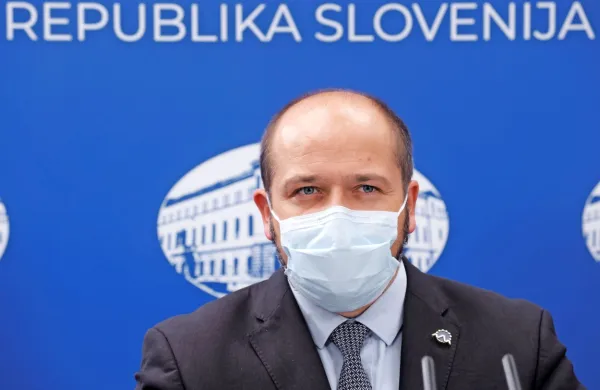 Minister za zdravje Janez poklukar je opozoril, da je še vedno 
ključno  striktno izvajanje vseh ukrepov, najboljši ukrep pa je 
takojšnje cepljenje. 