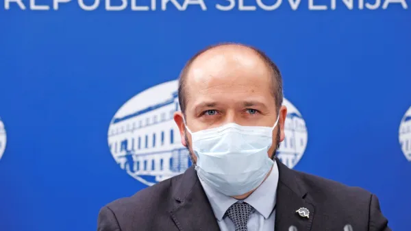 Minister za zdravje Janez poklukar je opozoril, da je še vedno 
ključno  striktno izvajanje vseh ukrepov, najboljši ukrep pa je 
takojšnje cepljenje. 