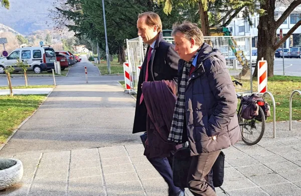 Boško Šrot s svojim zagovornikom ob prihodu na novogoriško 
sodišče.