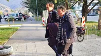 Boško Šrot s svojim zagovornikom ob prihodu na novogoriško 
sodišče.