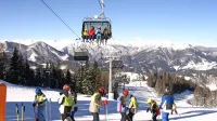 Na smučišču Cerkno bodo med 9. in 16. uro obratovale šestsedežnica Počivalo, štirisedežnica Brdo, dvosedežnica Grič, vlečnica Dolina ter otroški tekoči trakovi in vrtiljak, prav tako bo odprta 
tekaška proga.