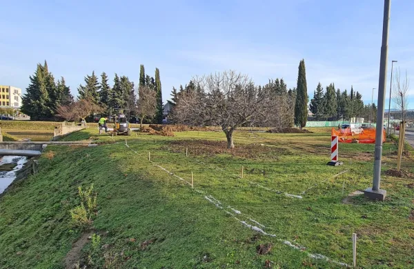 Območje  med Cesto na Markovec, Tomšičevo ulico in strugo 
Badaševice v Olmu bodo spremenili v družinski park.
