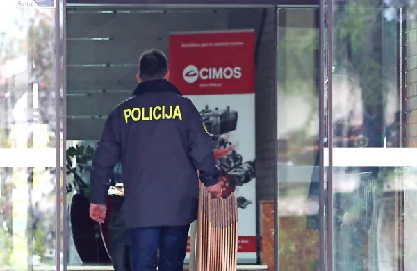 Na  zaključek  sodnega postopka čakata    še  nekdanji predsednik 
uprave  in     družba Cimos.