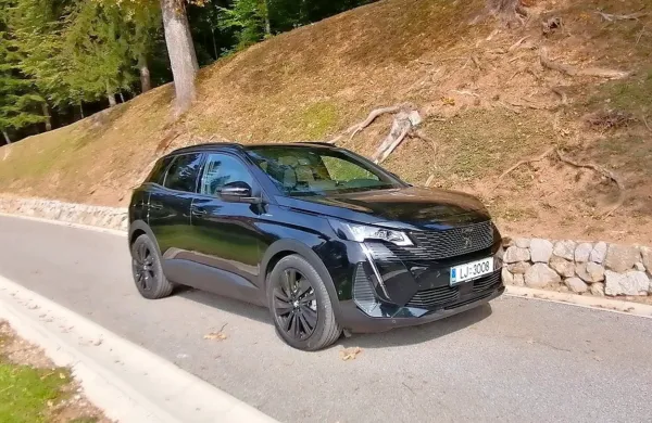 Priključno-hibridni 3008 v takšni izvedbi predstavlja vrh ponudbe, 
to pa posledično pomeni tudi višjo ceno. Na ceniku, jasno, 
obstajajo tudi bolj dostopne verzije tega družinskega vozila.

