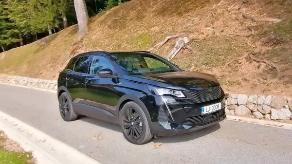 Priključno-hibridni 3008 v takšni izvedbi predstavlja vrh ponudbe, 
to pa posledično pomeni tudi višjo ceno. Na ceniku, jasno, 
obstajajo tudi bolj dostopne verzije tega družinskega vozila.

