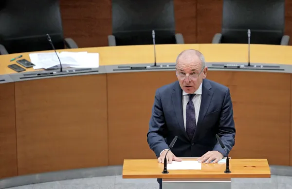  Minister  Andrej Šircelj je  zagotavljal, da bi proračunsko luknjo   
zapolnili višja potrošnja in boljša konkurenčnost gospodarstva.