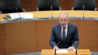  Minister  Andrej Šircelj je  zagotavljal, da bi proračunsko luknjo   
zapolnili višja potrošnja in boljša konkurenčnost gospodarstva.