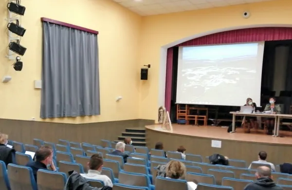 Na sredini seji so občinski svetniki glasovali tudi o spremembi 
statuta in vzpostavitvi krajevnih svetov. Predlog ni dosegel 
zadostne podpore.