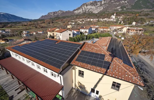Po zgledu samooskrbne skupnosti s sončno elektrarno na strehi 
šole v Budanjah bodo na 20 do 25 streh javnih zavodov v Občini 
Ajdovščina v letu 2022 namestili sončne panele.