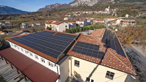 Po zgledu samooskrbne skupnosti s sončno elektrarno na strehi 
šole v Budanjah bodo na 20 do 25 streh javnih zavodov v Občini 
Ajdovščina v letu 2022 namestili sončne panele.