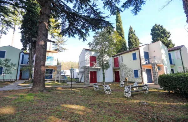 Ena od dragocenosti Sv. Katarine, na kateri niso dovoljenje nove 
gradnje, so zidane hišice, namenjene turizmu in tudi športu.