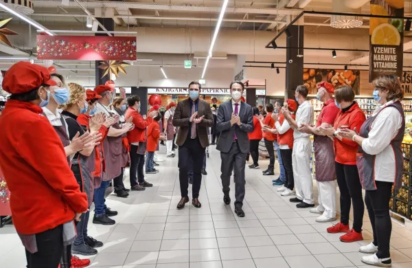 Odprli popolnoma prenovljeni hipermarket Mercator v Kromberku