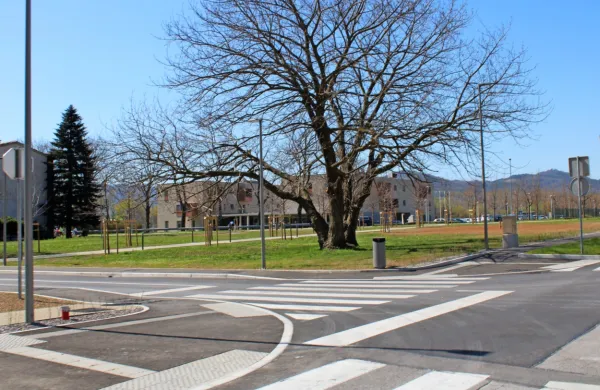 Koncesijska pogodba za rekonstrukcijo javne razsvetljave med 
Občino Vipava in podjetjem Skapin ni  ne razvezana ne razdrta.   