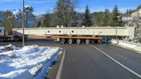 Prevoz 28,5 metra dolgega in 38,5 tone težkega betonskega bloka je le enkrat za pol ure ustavil promet med Godovičem in Idrijo v najbolj neugodnem ovinku pred sotesko Zala.