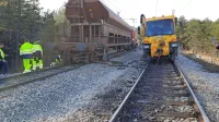 Okoli šestih zjutraj je nekaj sto metrov pred postajo pod Črnotičami pod tovornim vagonom vlakovne kompozicije počila ena od 
dveh osi, zaradi česar je vagon iztiril.