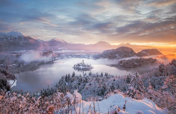 Ena izmed fotografij v koledarjz: blejska zimska idila