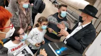Kantavtorja je v preddverju čakala dolga kolona mladih in mladih 
po srcu. Še posebej prisrčno je bilo srečanje z nekdanjim učencem 
Aljošo Crkvenjašem in  njegovo družino.