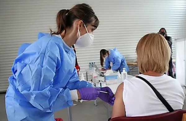 Zdravstveni strokovnjaki na Primorskem ljudi pozivajo, naj se 
cepijo, da ne bo še petega vala epidemije zaradi seva omikron.   