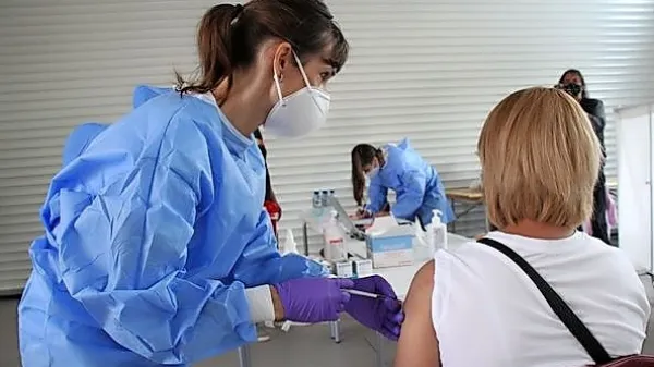 Zdravstveni strokovnjaki na Primorskem ljudi pozivajo, naj se 
cepijo, da ne bo še petega vala epidemije zaradi seva omikron.   