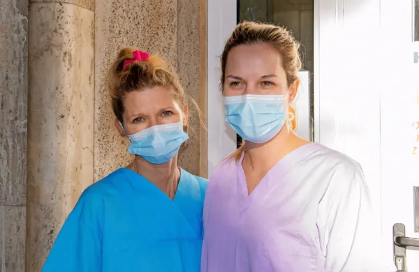 Medicinski sestri Sonja Leskovar (levo)  in Anja Pregelj že eno leto 
delata na covid oddelku šempetrske bolnišnice.