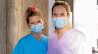 Medicinski sestri Sonja Leskovar (levo)  in Anja Pregelj že eno leto 
delata na covid oddelku šempetrske bolnišnice.