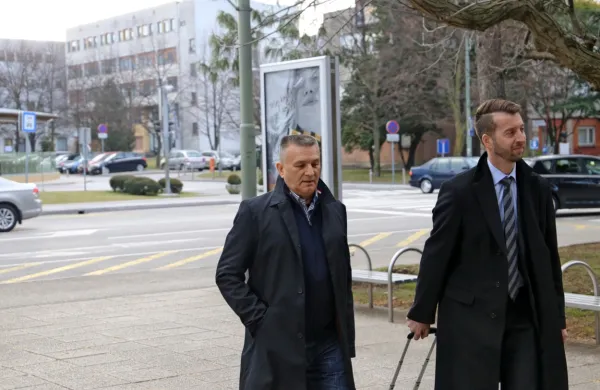 Franjo Keleminović (levo) se na novogoriškem okrožnem sodišču 
zagovarja zaradi treh kaznivih dejanj.