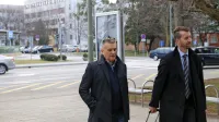 Franjo Keleminović (levo) se na novogoriškem okrožnem sodišču 
zagovarja zaradi treh kaznivih dejanj.