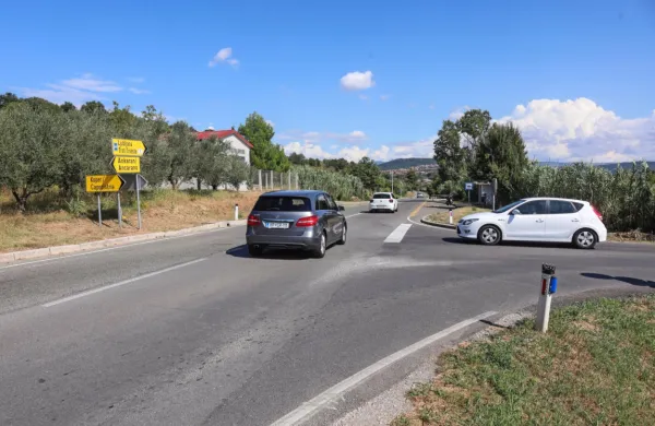 Leta 2022 je predviden začetek gradnje krožišča na Jadranski 
cesti, ki povezuje Ankaran z Luko Koper in mestom Koper.