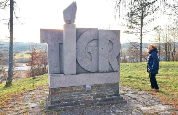 Nanča Kosmač Kogej je na bistriškem Hribu svobode obiskala 
spomenik TIGR-u.