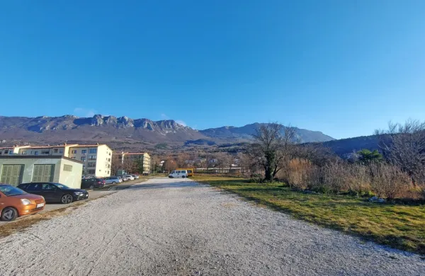 Zemljišča na Ribniku so zanimiva tudi za  Nepremičninski sklad 
PIZ, ki namerava tu graditi najemna oskrbovana stanovanja za 
starejše.