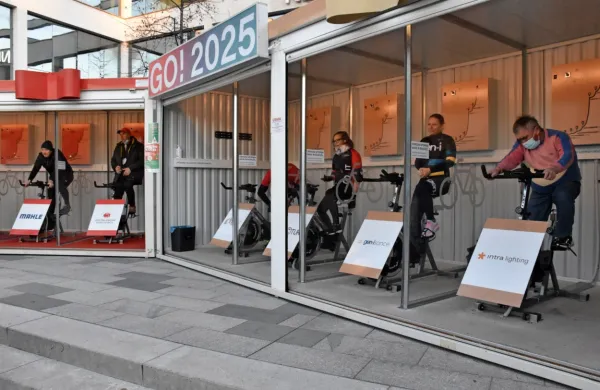 Goricatlon se je začel s sobnim kolesarjenjem na mestnem trgu. 
Najbolj zagnani so nato lahko odpravili še na tek.